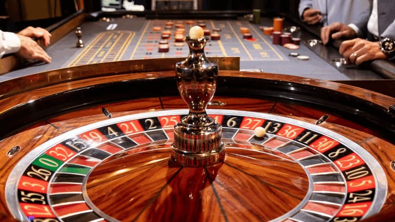 Dealer Live Casino mengelola permainan dengan profesionalisme dan komunikasi yang jelas